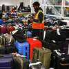机场员工组织数百件行李抵达奥克兰国际机场在主人被困在其他地方后几乎所有的美国西南航空公司航班被取消在奥克兰国际机场在奥克兰,加利福尼亚州2022年12月27日,星期二。