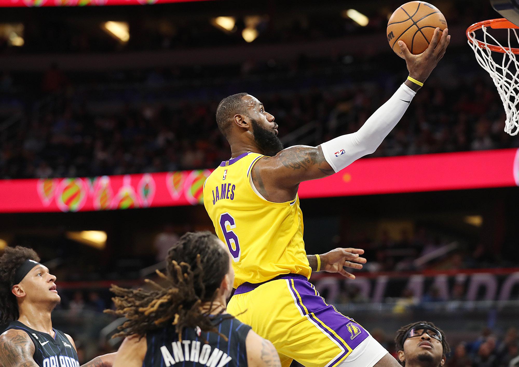 James scores 48 as Lakers end losing streak against Houston