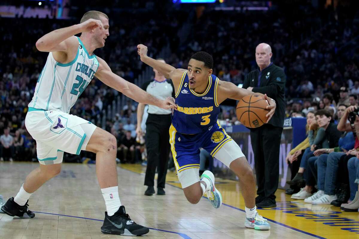 Golden State Warriors guard Jordan Poole, right, drives while defended by Charlotte Hornets center Mason Plumlee during the second half of an NBA basketball game in San Francisco, Tuesday, Dec. 27, 2022. (AP Photo/Godofredo A. Vásquez)