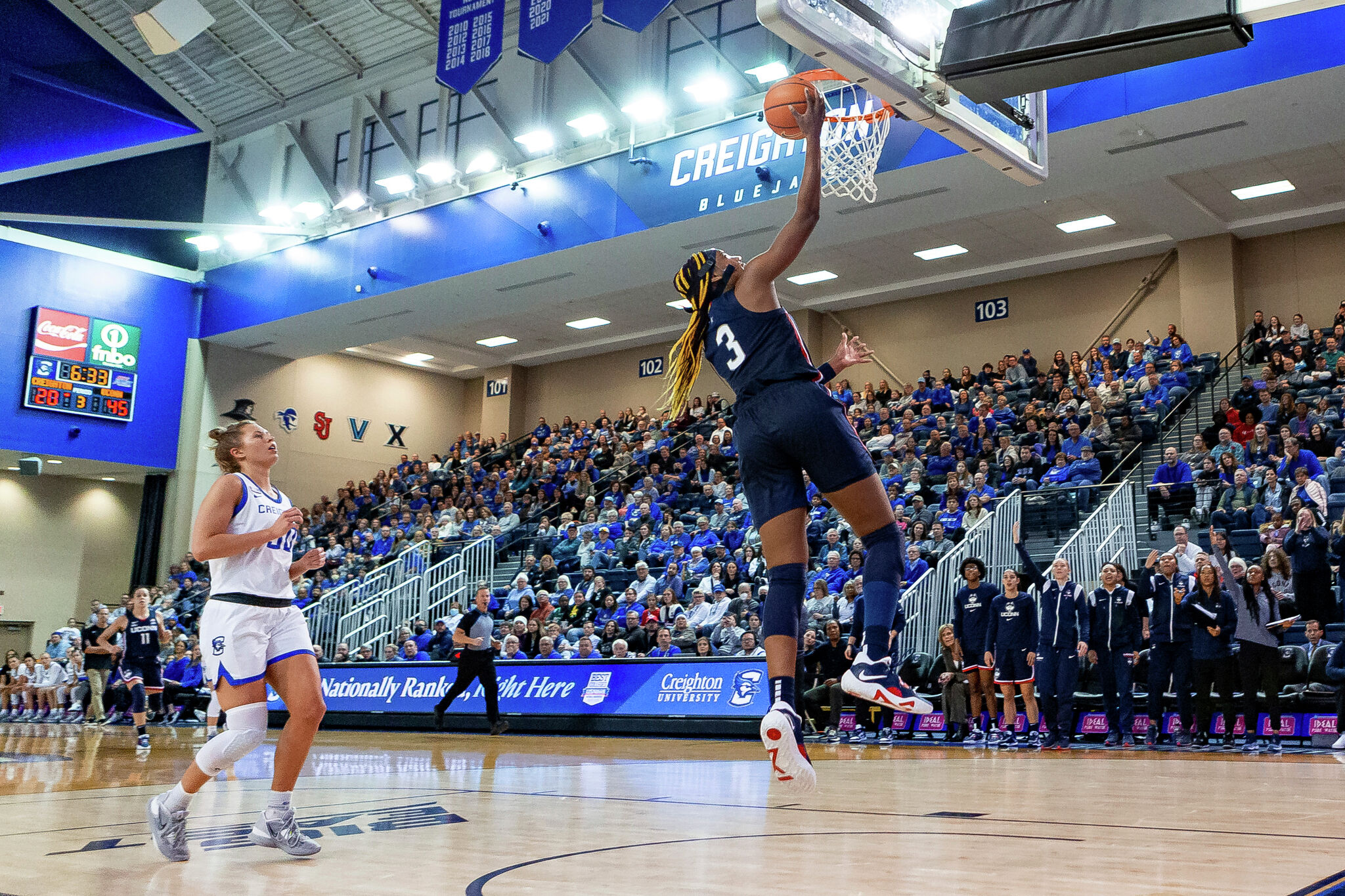 Uconn Women S Basketball Runs Past No 21 Creighton