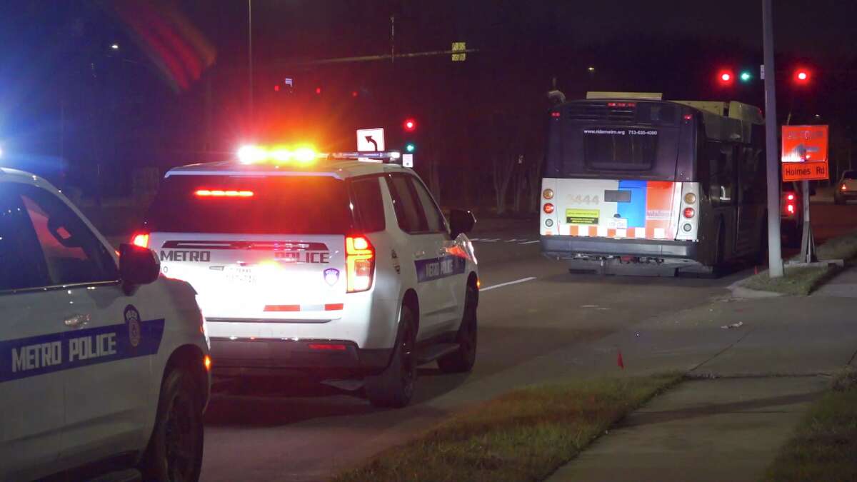 Man shot during carjacking in southwest Houston, police say