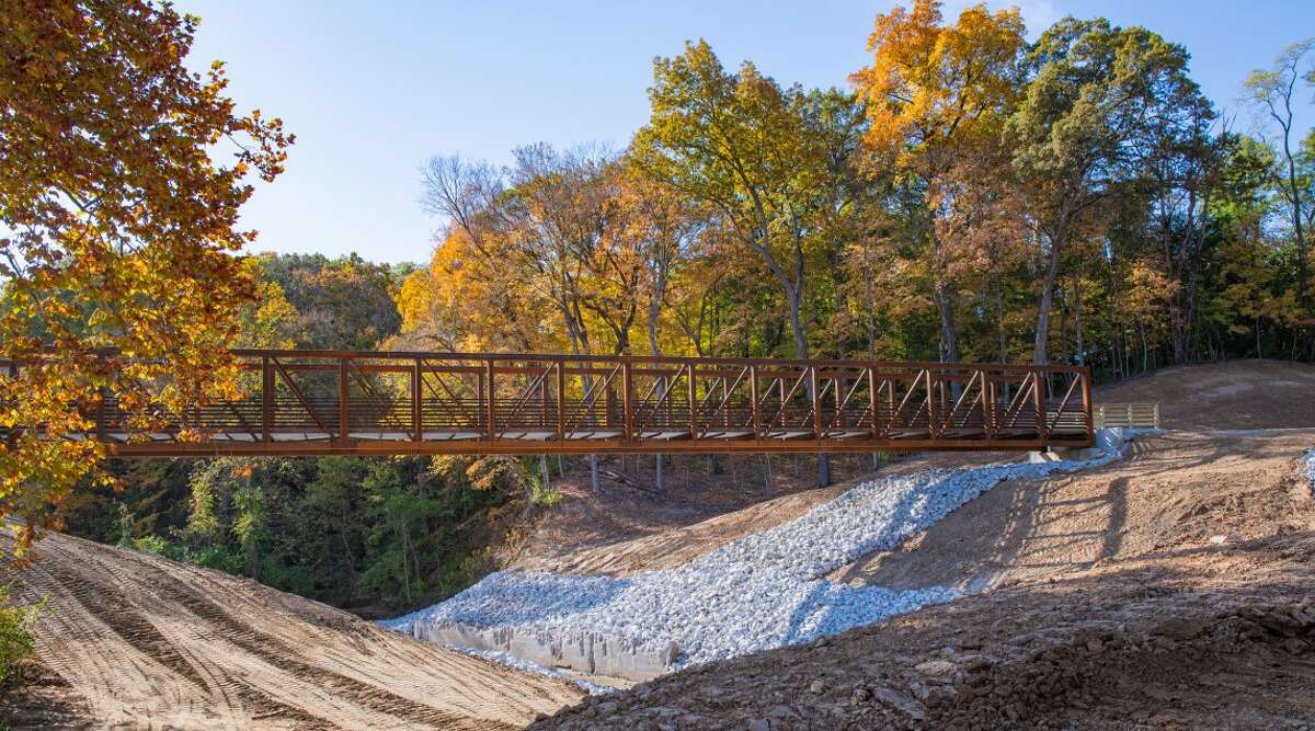 A reconstructed portion of the Nickel Plate Trail in Edwardsville is now again available for use. The project included a new 210-foot pre-engineered bridge with a concrete deck, the first concrete deck bridge in the MCT Trails system. 