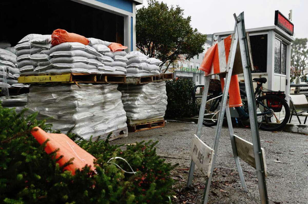 沙袋堆在托盘在旧金山公共工程部门的总部,他们等待被旧金山居民来帮助减轻洪水之前,一个大型的大气河流活动在旧金山,加利福尼亚。星期四,2022年12月29日。
