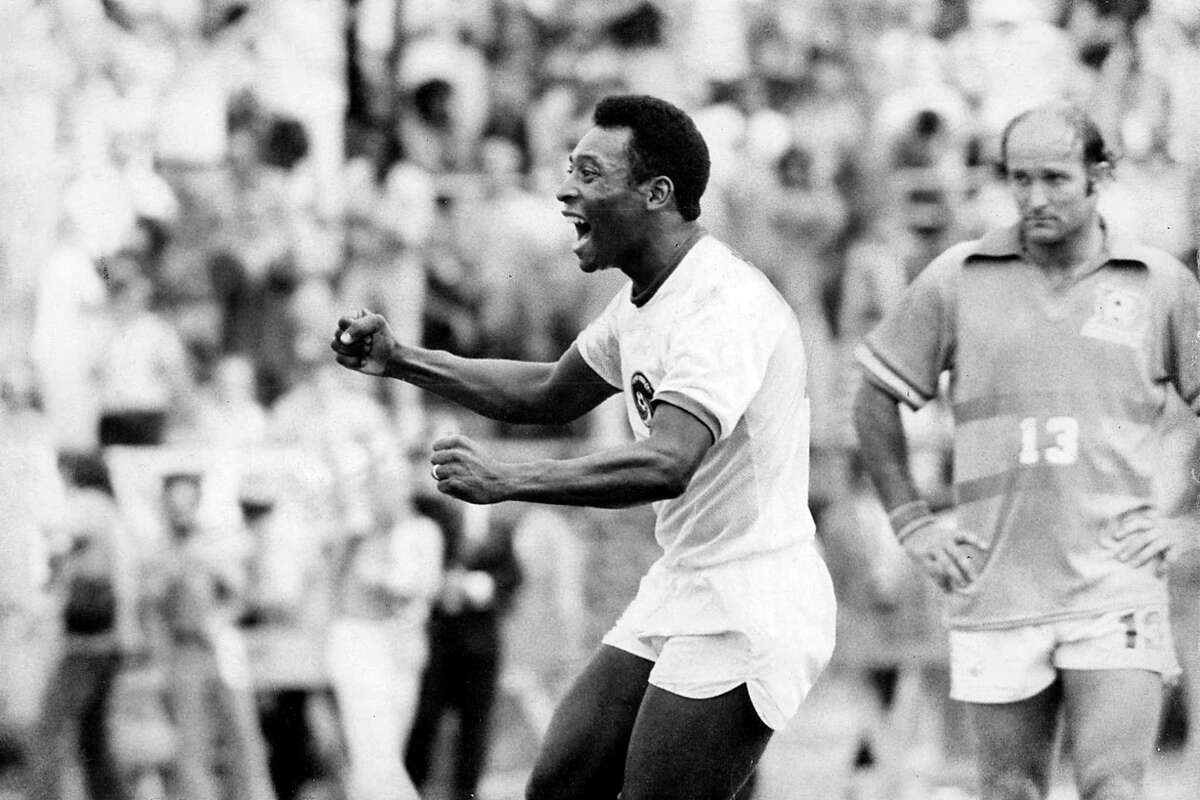 FILE ?‘ PelŽ reacts to a goal during his debut game with the New York Cosmos, at Randalls Island Stadium in New York on June 15, 1975. One of soccer?•s greatest players and a transformative figure in 20th-century sports who achieved a level of global celebrity few athletes have known, PelŽ died on Thursday, Dec. 29, 2022, in S‹o Paulo. He was 82. (Barton Silverman/The New York Times)
