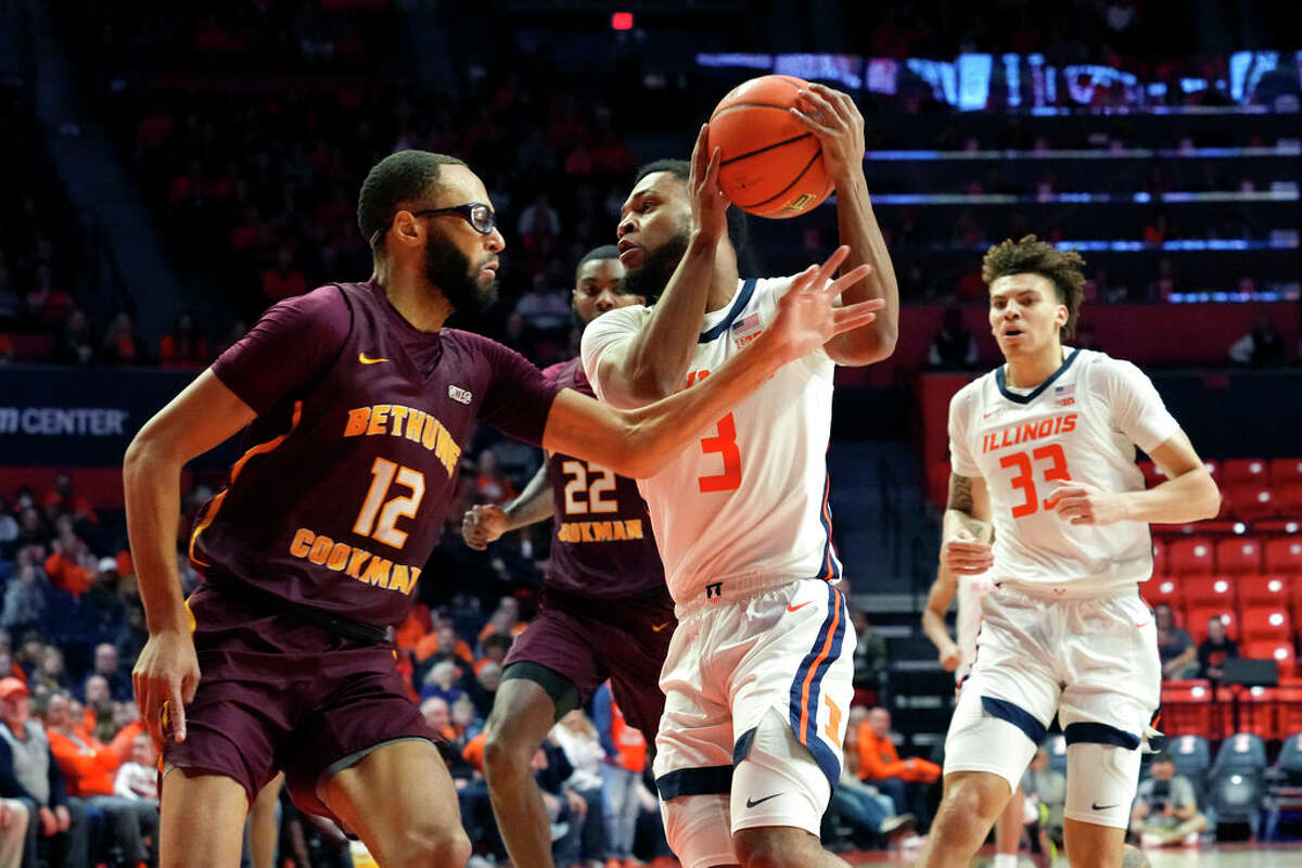 Illinois' Jayden Epps (3) drives to the basket past Bethune-Cookman 's Kevin Davis during the first half of an NCAA college basketball game Thursday, Dec. 29, 2022, in Champaign, Ill. 