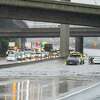 由于历史性的暴雨引发洪水，当局暂时关闭了半岛的101号高速公路。