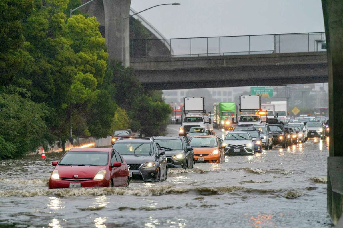 新年前夜，在旧金山南部的101号高速公路上，汽车试图在高达3英尺的洪水中行驶。周三，一场更大的风暴将袭击湾区。登录必赢亚洲