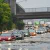 周六，在南旧金山101号高速公路上，司机们在高达3英尺的洪水中挣扎。