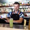 2022年7月7日，周四，加利福尼亚州旧金山波尔克街2310号的虹膜酒吧，酒吧经理伊利亚·罗曼诺夫正在做一个“忠实的傻瓜”。