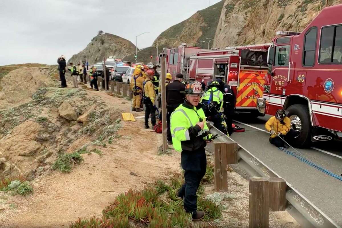 一辆载有两名成人和两名儿童的汽车在圣马特奥县的魔鬼滑梯坠入悬崖，救援人员正在进行救援。