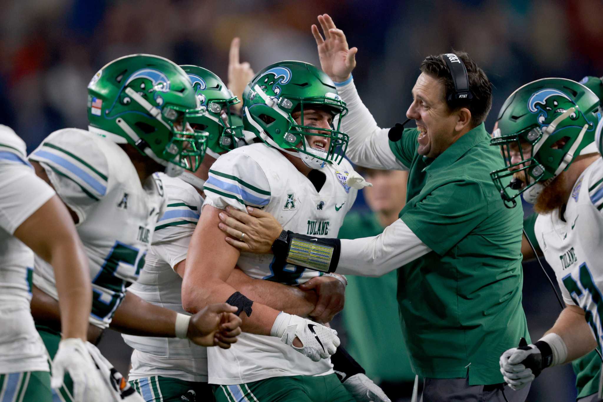 College football roundup Tulane scores 16 late points, beats USC 4645
