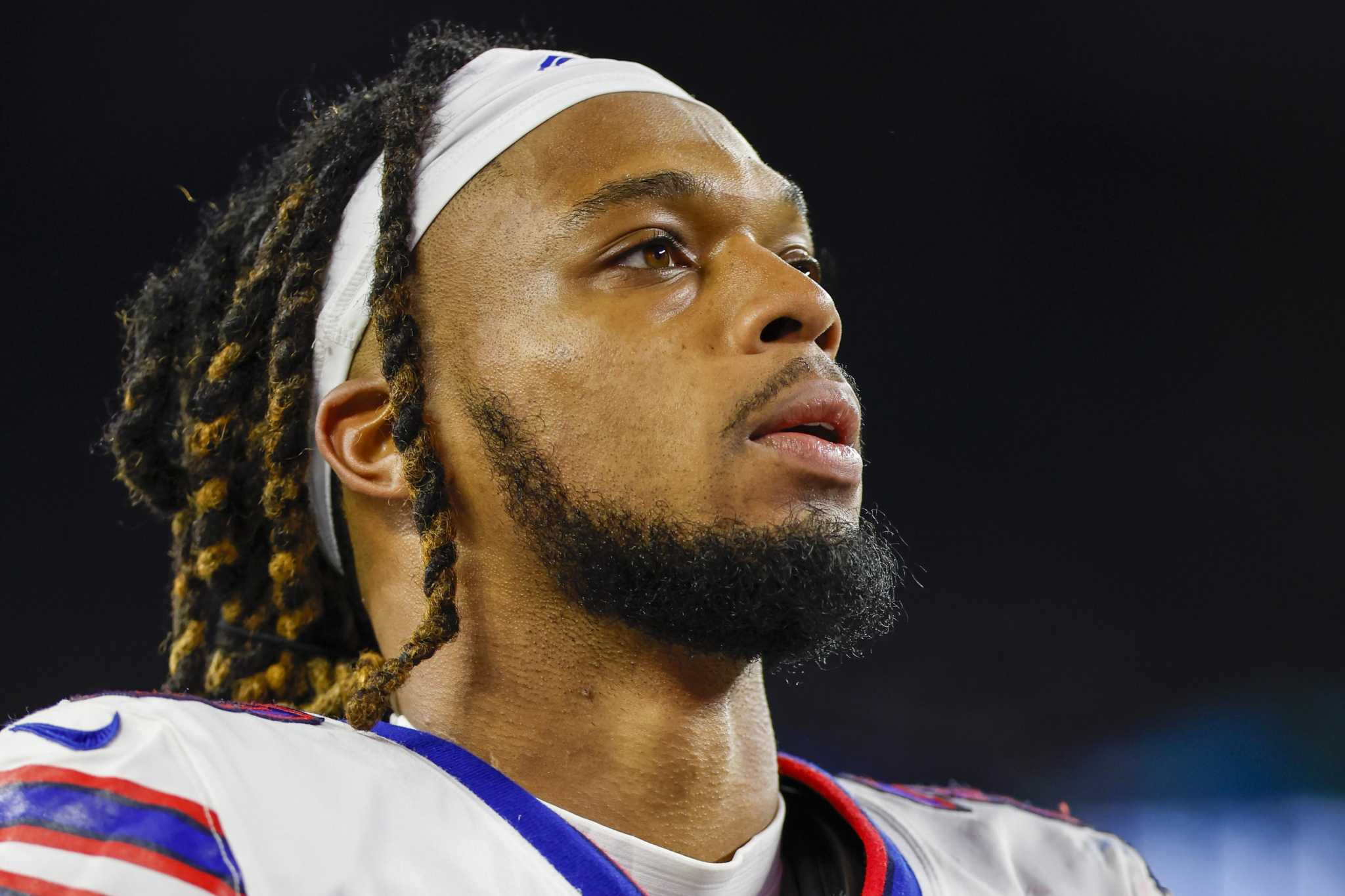 Patriots players react after injured Bills player given CPR, taken off in  ambulance 