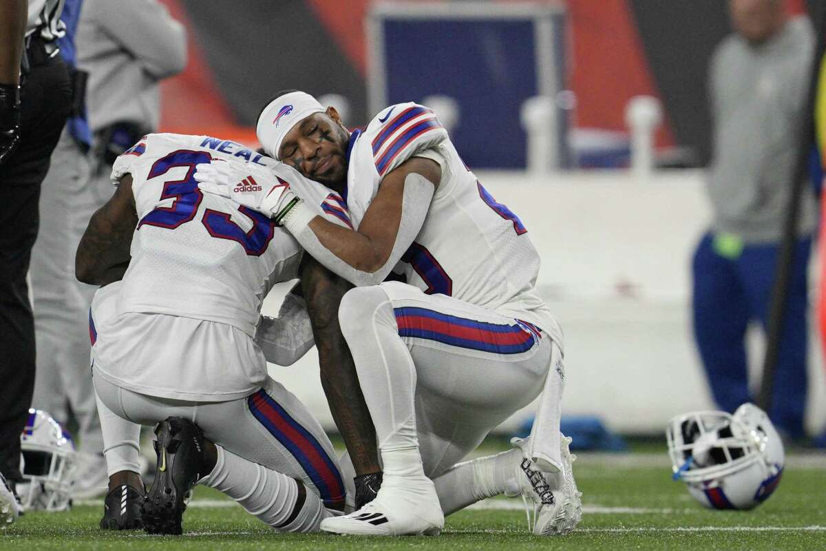 Players, fans send prayers and support to Bills' Hamlin after he collapses  during game