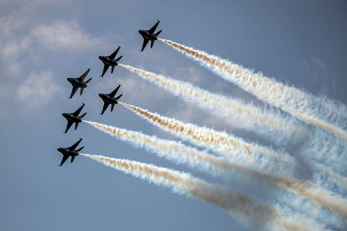 U.S. Airforce Thunderbirds, Lockheed Martin F-16 fighting falcons perform at Pacific Airshow on Saturday, Oct. 1, 2022 in Huntington Beach, CA. Similar jets could be allowed to fly as low as 500 feet over parts of Huron County if a proposal from the Michigan Air National Guard is accepted. 