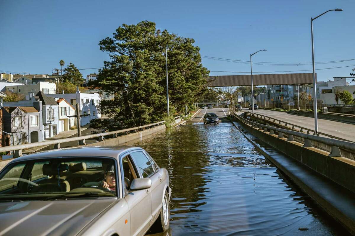 1月1日，试图通过被洪水淹没的蒙特利出口驶离280号高速公路前往旧金山格伦公园区的汽车。