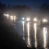 2023年1月4日，星期三，在福里斯特维尔的河路上，通勤者冒着大雨开车