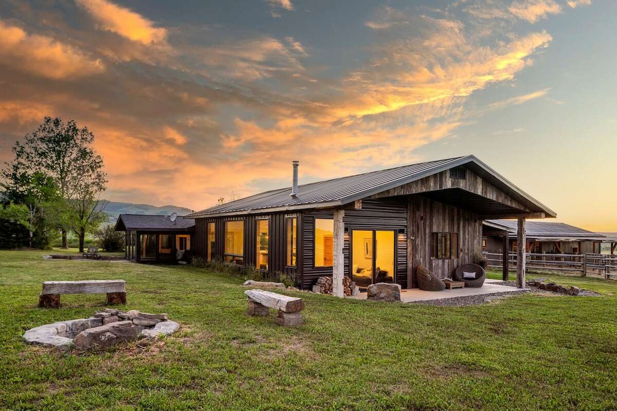 ranch-house-rentals-to-book-for-a-rustic-adventure