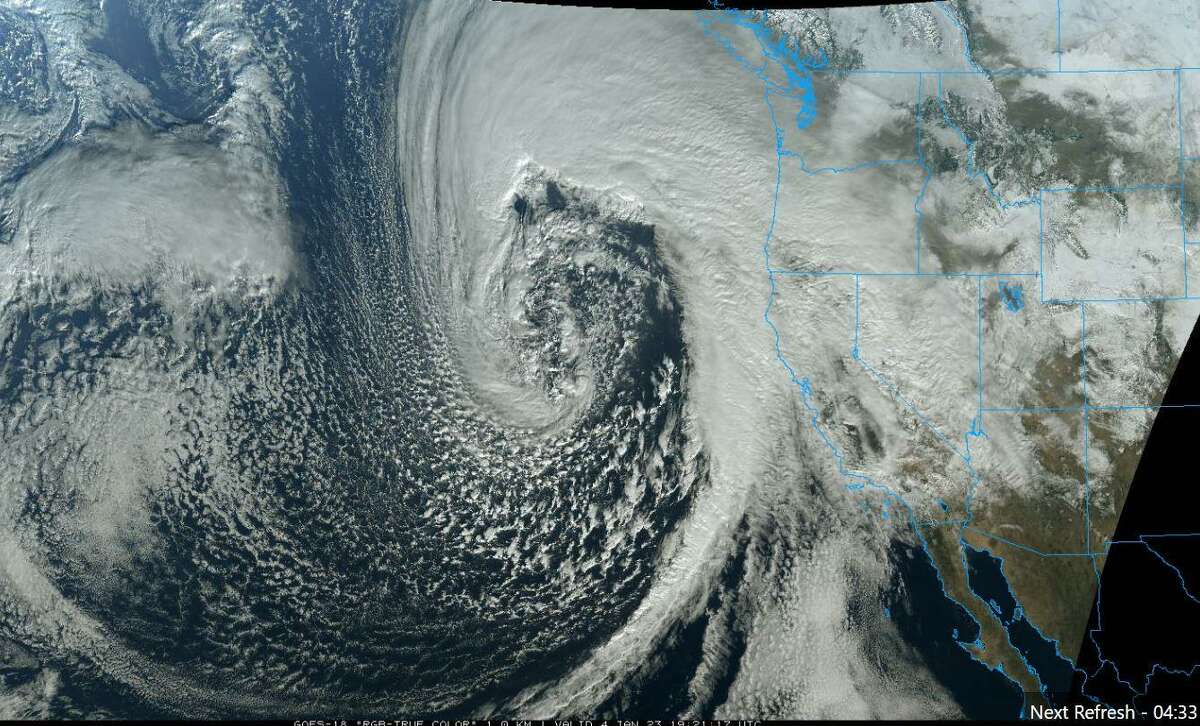 GOES-West的区域图像显示，风暴的核心覆盖了大约400英里的南北距离，或相当于从圣克鲁斯开车到俄勒冈州梅德福的南北距离，以及从旧金山开车到雷诺的大约200英里的东西距离。