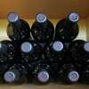 2022年5月8日星期日，加利福尼亚州圣海伦娜霍尔酒庄的品酒室里，几瓶赤霞珠(Cabernet Sauvignon)被堆放在架子上。