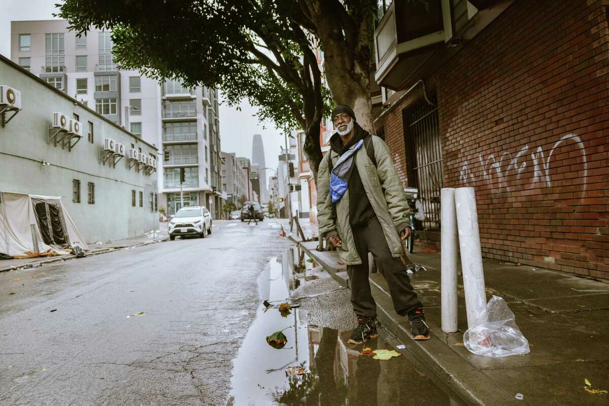 2022年1月4日，周三，格雷戈里·塔特在加州旧金山拍照。格雷戈里在旧金山无家可归已经有三年半到四年了。当被问及他计划如何在暴风雨中保持干燥时，他回答说:“用我的自行车和伞尽可能地掩护。”