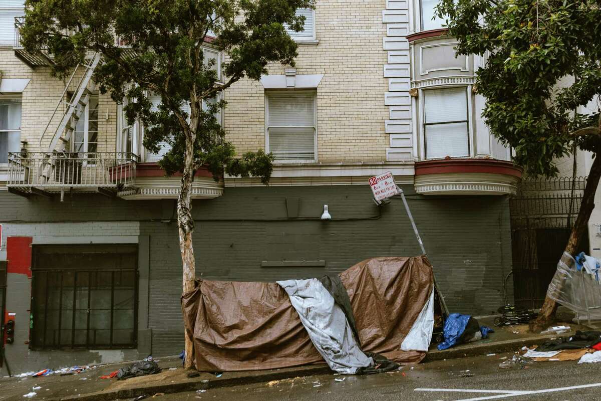 2022年1月4日，周三，在加州旧金山的莱文沃思大街上，帐篷排成一排。