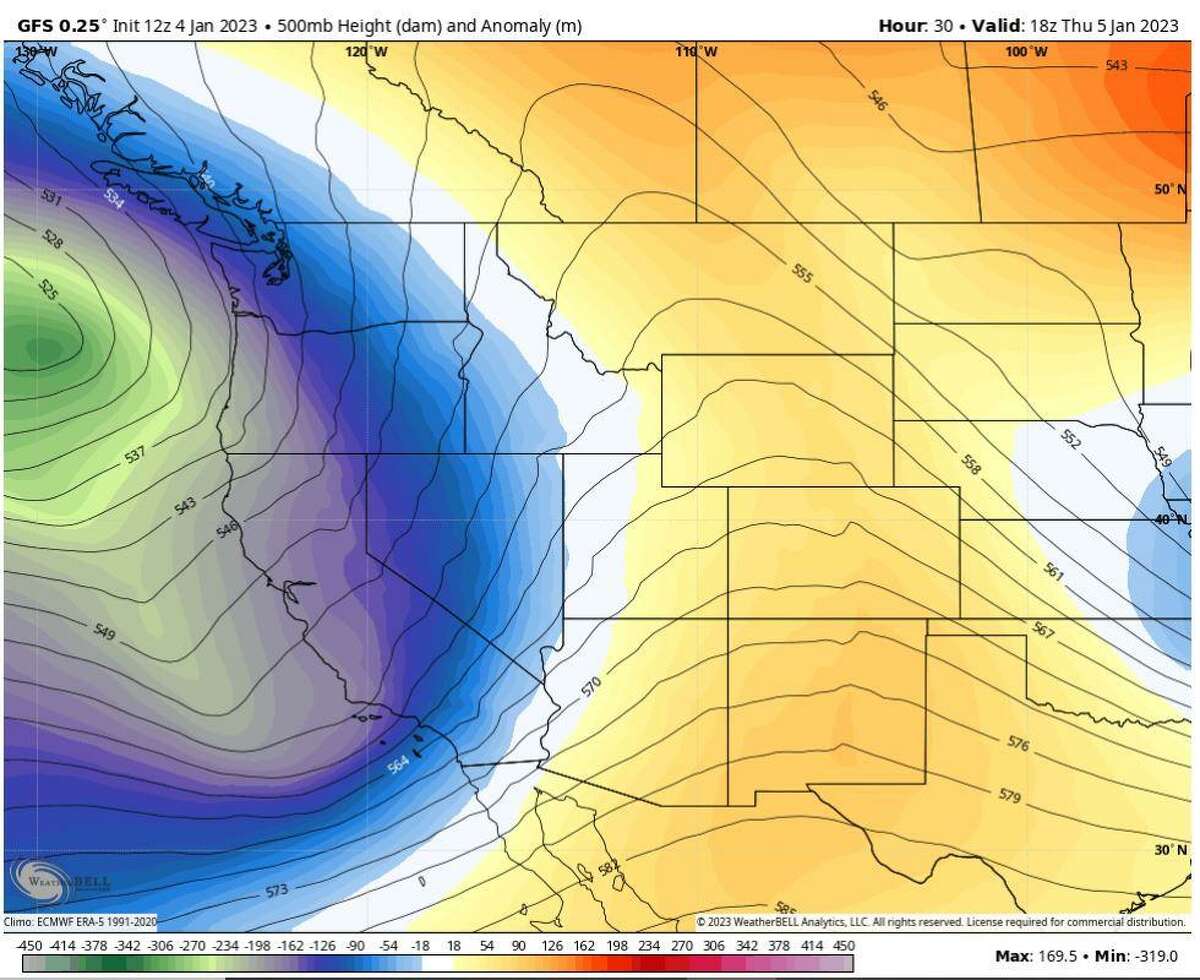周三的炸弹气旋将缓慢向北移动，离开加州，留下微弱的阵雨和风，到周四晚上就会消失。