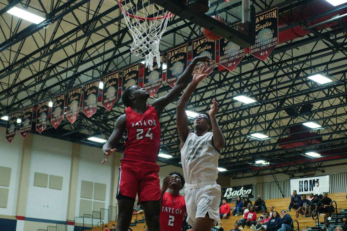 Dawson’s Charles Anderson (25) tries to put up a shot over Alief Taylor’s Nefi Taiwo (24) Wednesday, Jan. 4, 2023 at Dawson High School.