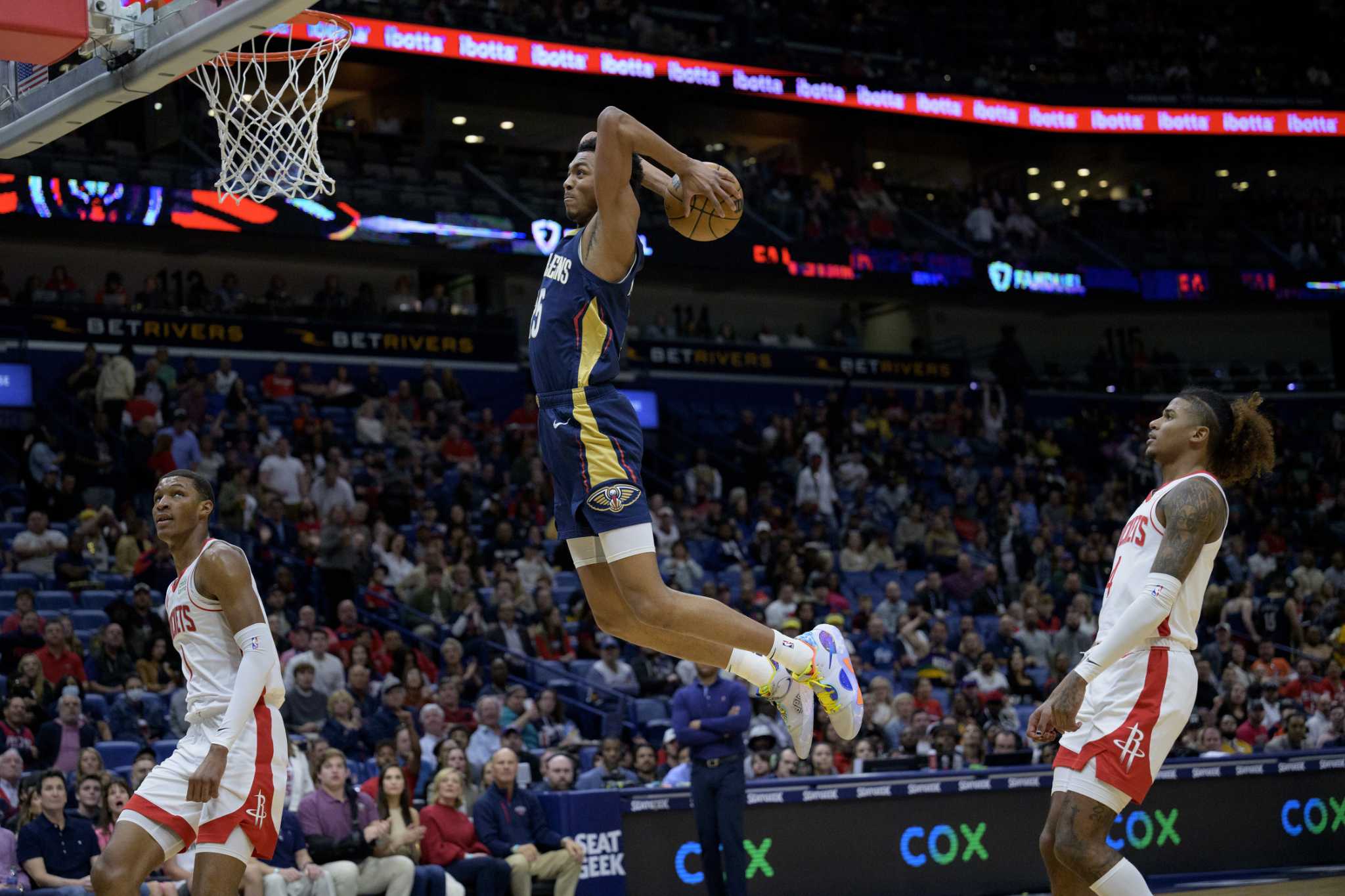 Jose Alvarado Tosses Perfect Alley-Oop - Stadium