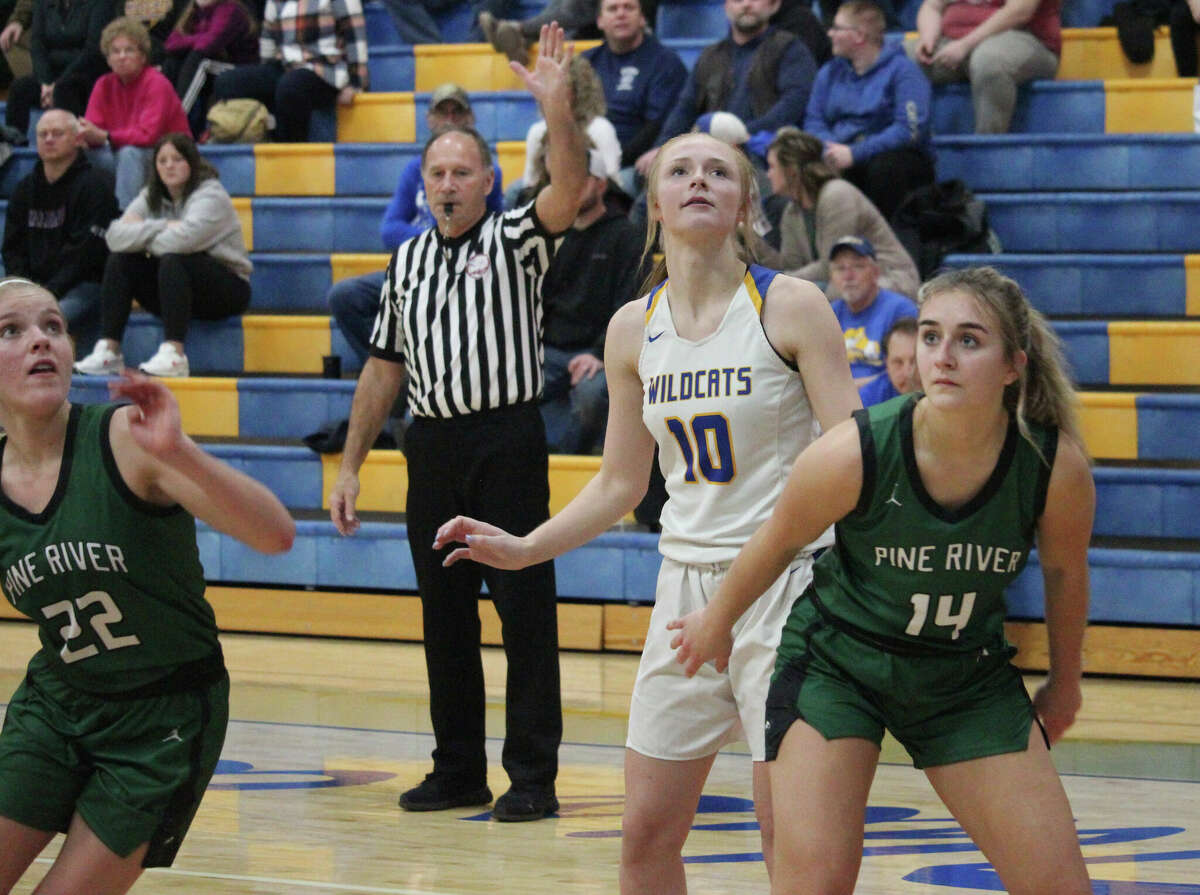 Evart's Emma Dyer (10) and her teammates have won eight straight games.