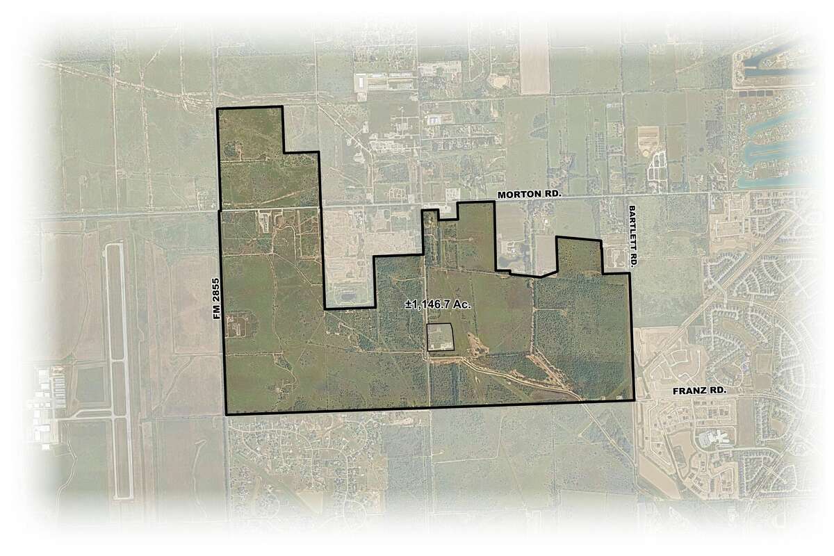 Venture backed by billionaire Hildebrand plans 2,800 homes in Katy