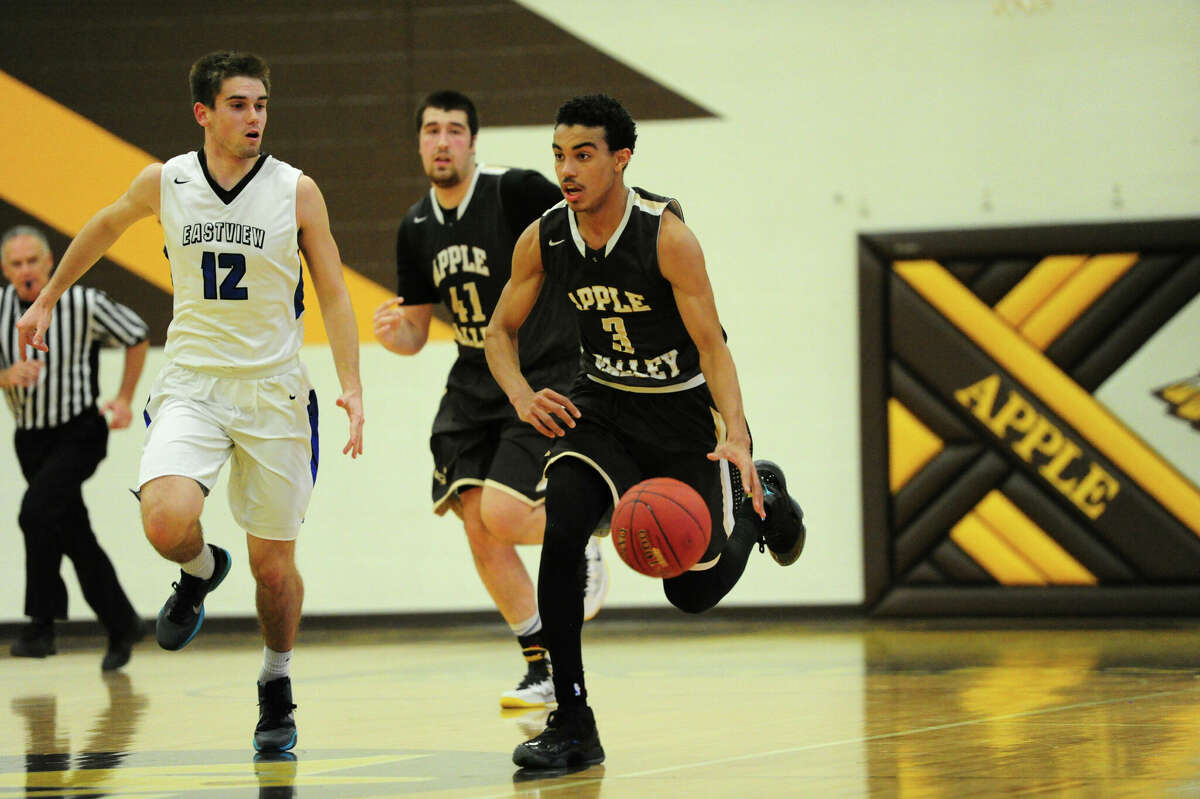 Apple Valley Eagles quarterback Tre Jones dribbles against the Eastview Lightning during the first half of their prep basketball game on December 18, 2015 at Apple Valley High School in Apple Valley, Minnesota.  Apple Valley defeated Eastview 95-62.  Jones is hired by Duke and he was the 2015 FIBA ​​Americas Championship Team USA FIBA ​​Americas Championship Team gold medalist.  Jones is the younger brother of Minnesota Timberwolves defenseman Tyus Jones.  (Photo by Josh Holmberg/Icon Sportswire via Getty Images)