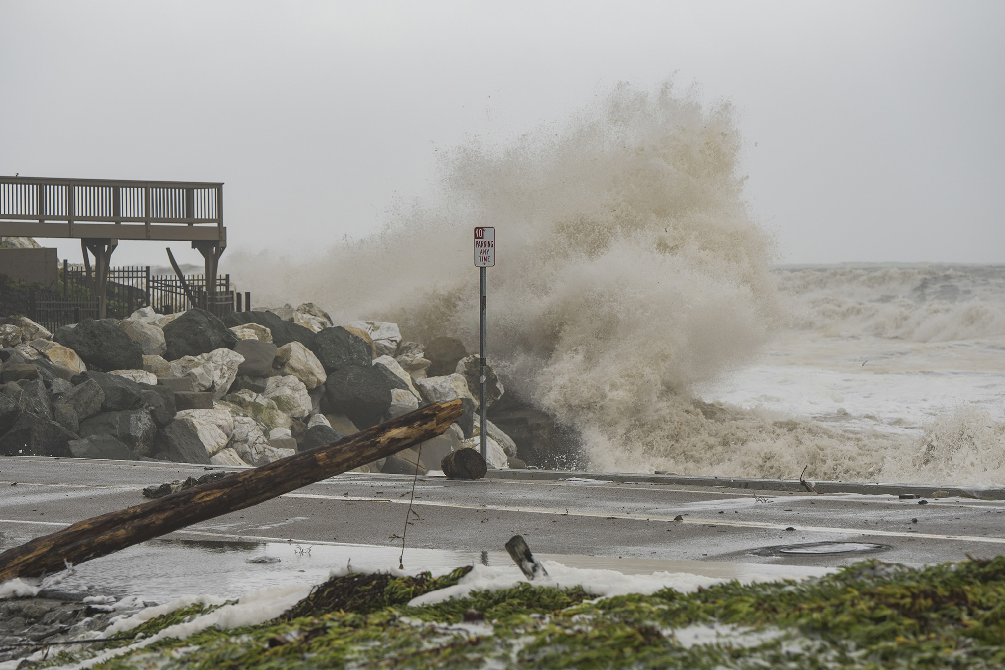 Calif. storm whips up 50foot waves, flooding Bay Area towns