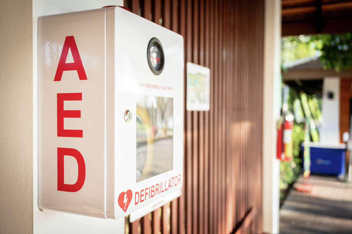 An automated external defibrillator has been installed in the Jacksonville Municipal Building.