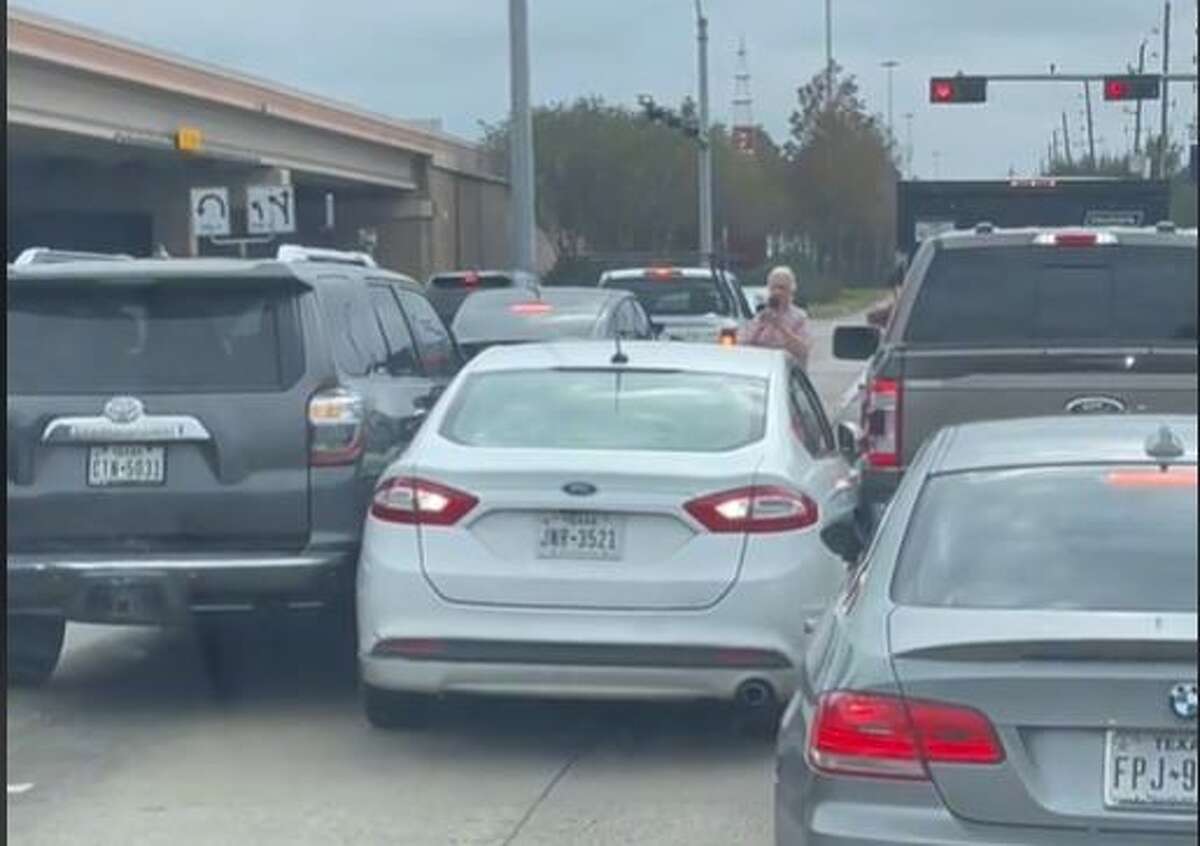 Viral video: Car stops between lanes, touches vehicles at red light