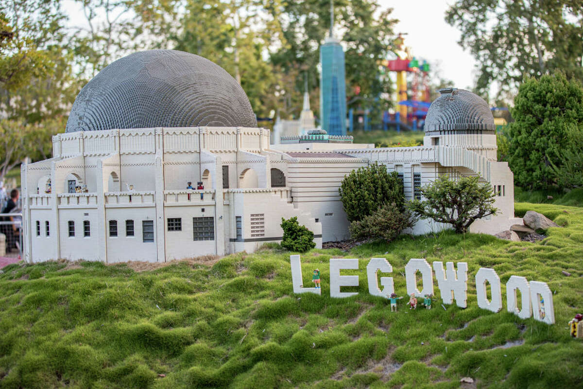 Les reconstitutions de Lego représentent les monuments de Los Angeles, l'observatoire Griffith et le panneau Hollywood à Miniland USA à Legoland California le 4 juillet 2022, à Carlsbad, en Californie.