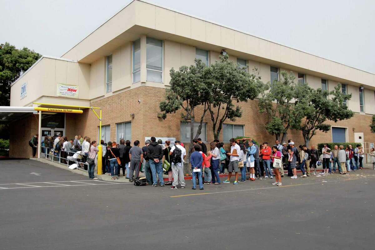 Длинные очереди в DMV на Фелл-стрит в Сан-Франциско в 2012 году.