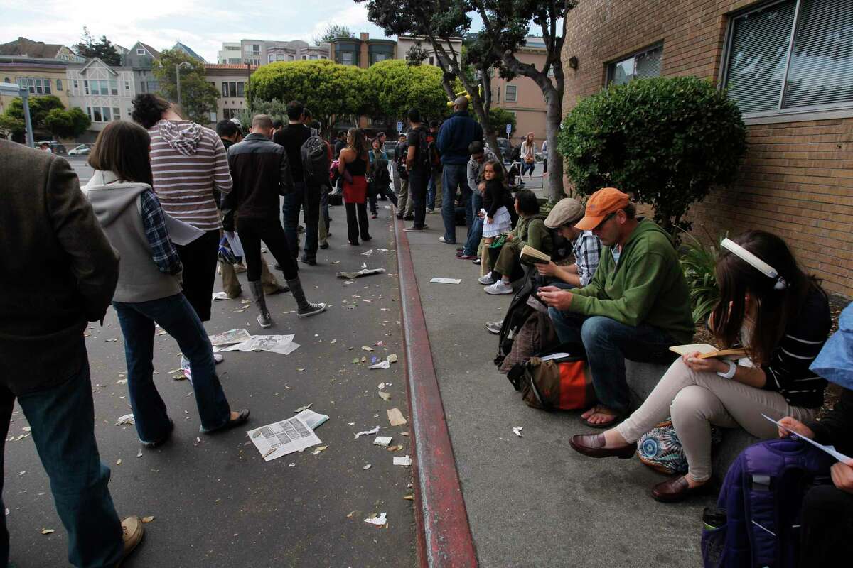 Длинные очереди у DMV на Фелл-стрит в Сан-Франсиско, которое должно состояться в 2012 году.