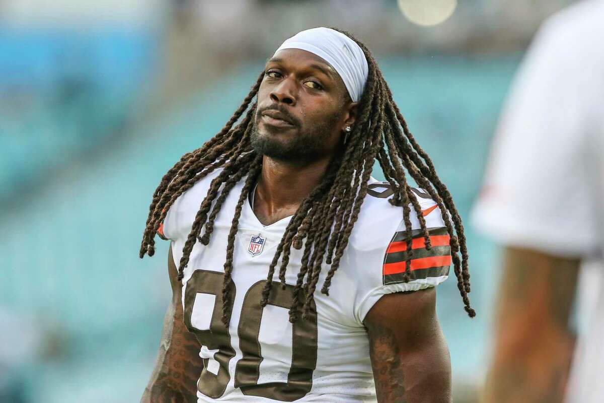 After criticizing the coaching staff, Browns defensive end Jadeveon Clowney was sent home from practice Friday and will not play in Sunday's season finale in Pittsburgh.