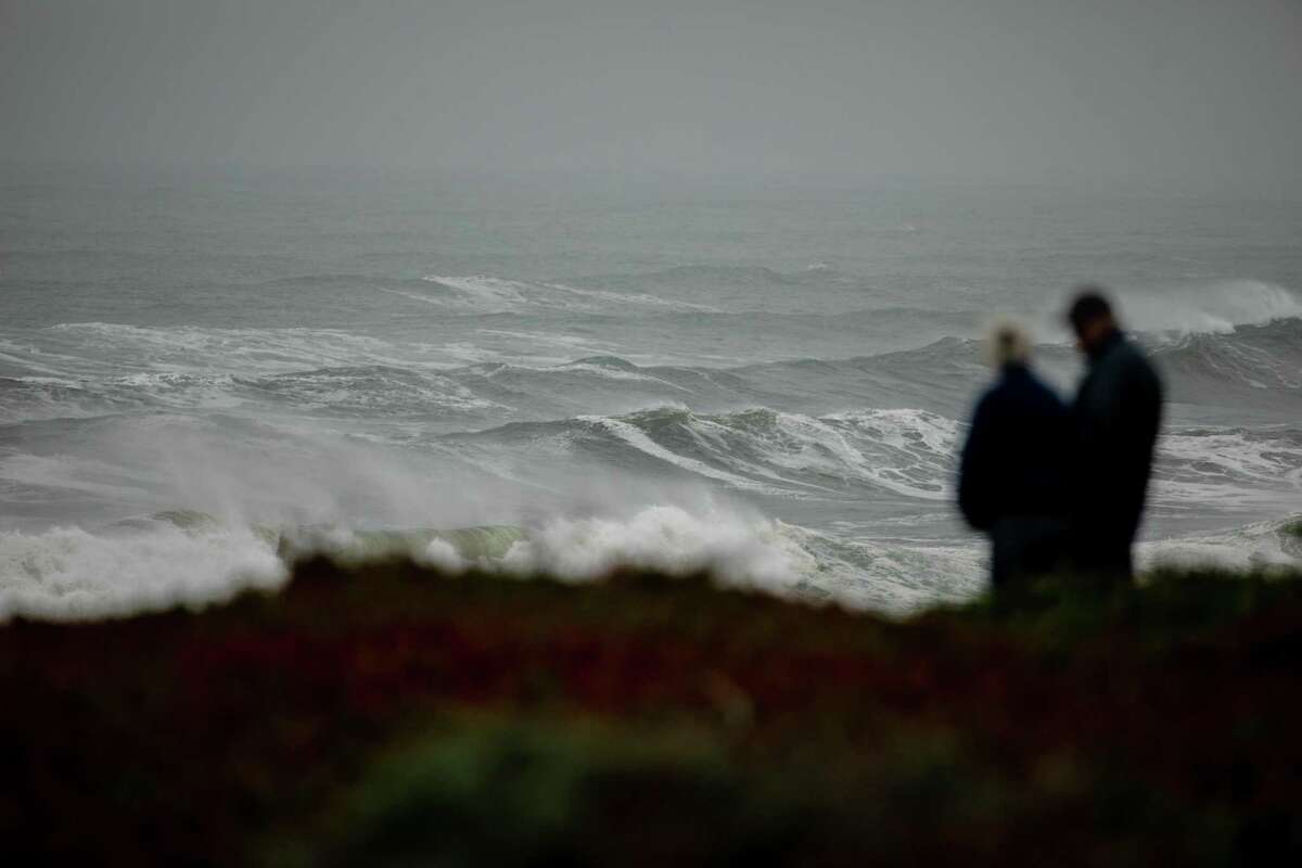 周五，巨大的海浪冲击着索诺玛海岸的鲑鱼溪。
