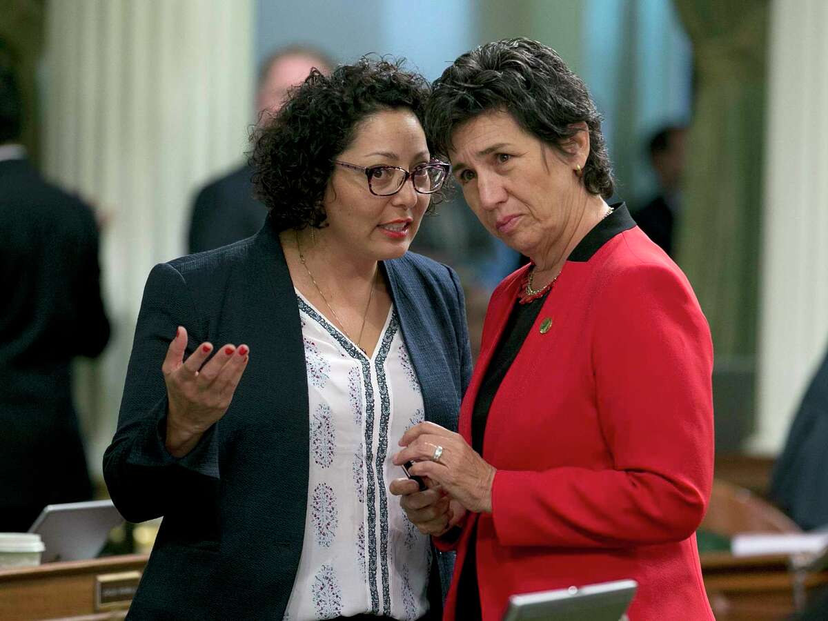2017年，民主党参议员苏珊·塔拉曼特斯·艾格曼(右)被任命为参议院有影响力的卫生委员会主席，图为她与贝尔花园的女议员克里斯蒂娜·加西亚交谈。