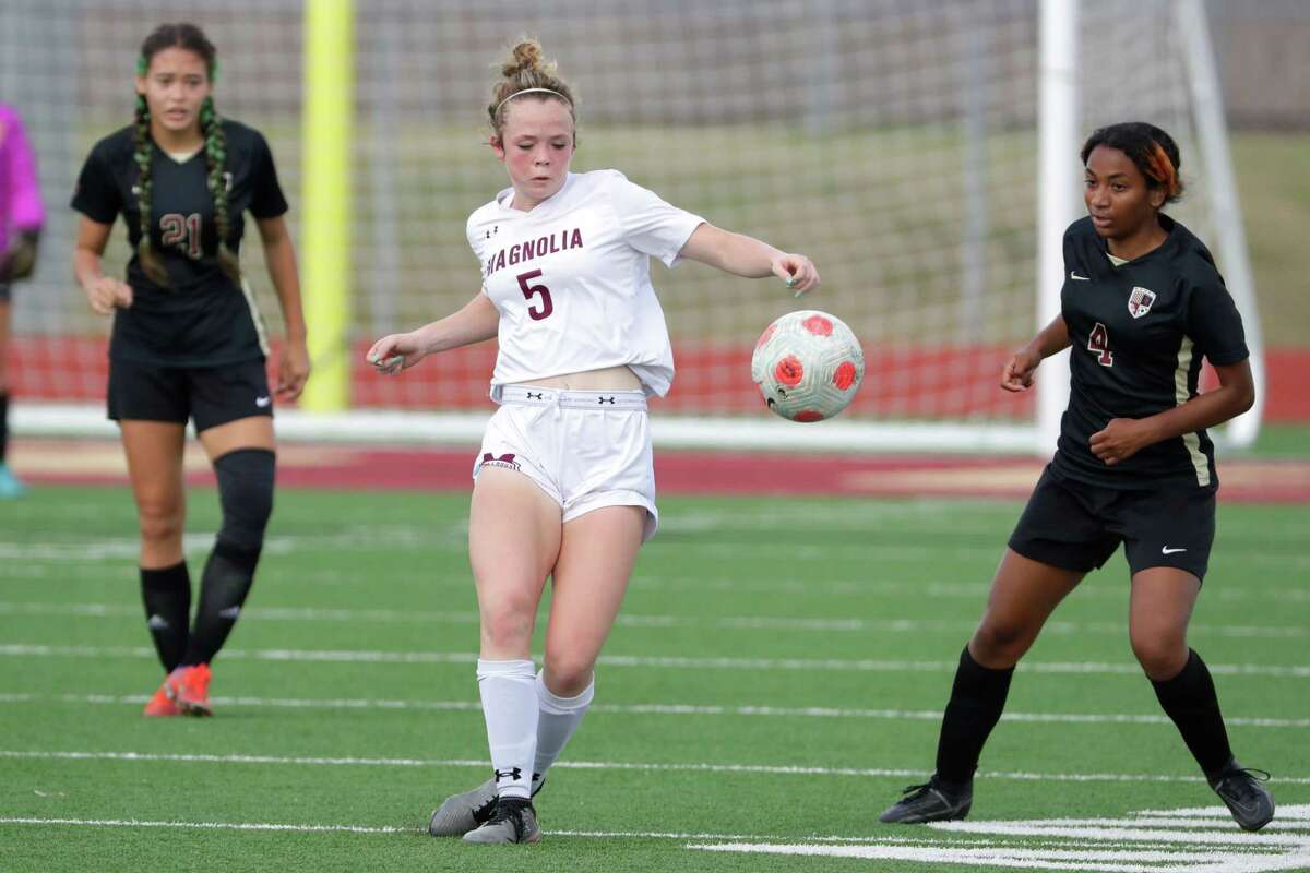 Magnolia?•s Hadley Kelly (5) moves the ball between Summer Creek?•s Ashlee Rogers (21) and Ryan Colino (4) during their game held at Summer Creek High School Saturday, Jan. 7, 2023 in Houston, TX.