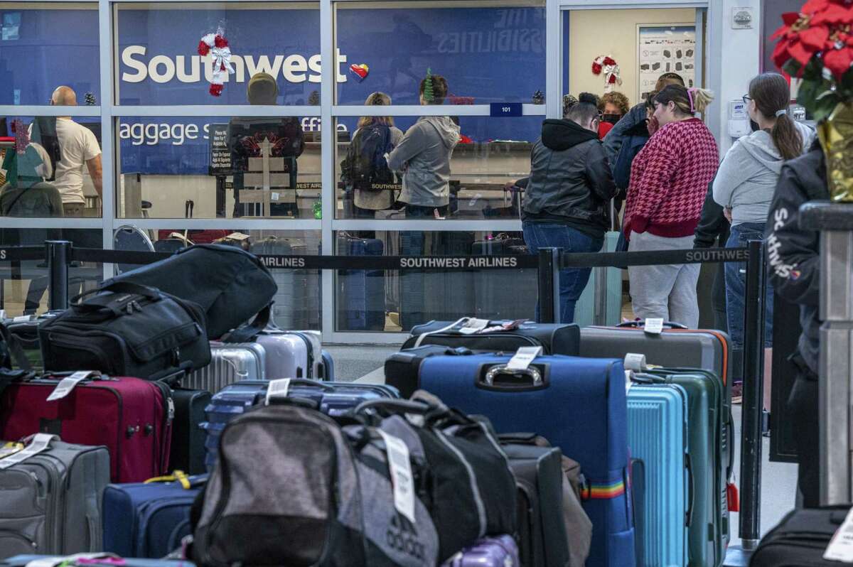 Travelers wait in line at the Southwest Airlines baggage office at Oakland International Airport. Photographer: