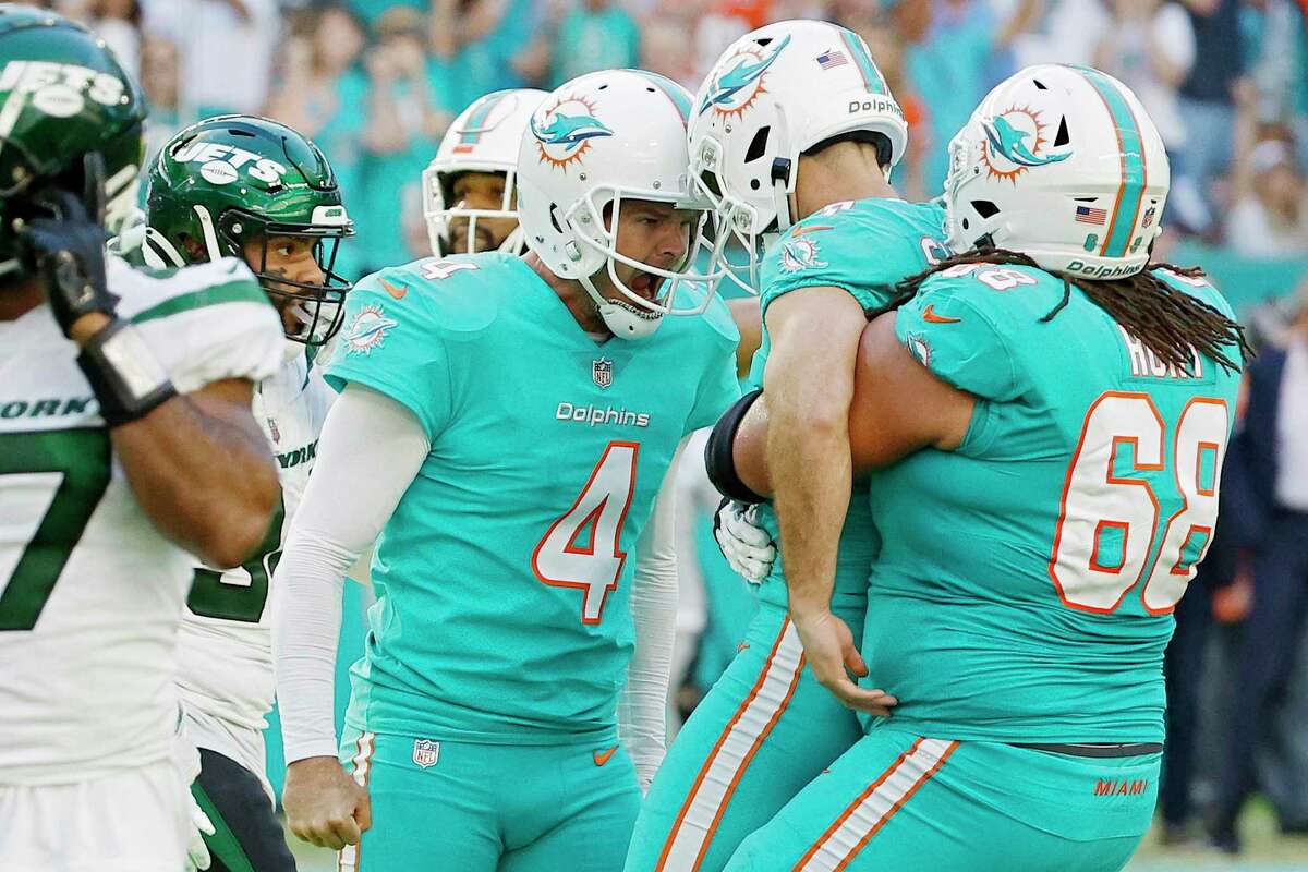 Robert Hunt lifts Jason Sanders after his field goal put the Dolphins ahead of the Jets late in the fourth quarter.