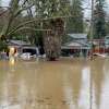 周一，强降雨导致洪水溢出圣洛伦佐河两岸，淹没了圣克鲁斯山脉的房屋。