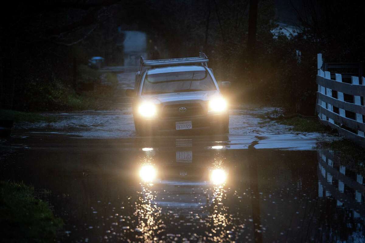 2023年1月9日，星期一，鲍勃·麦迪逊开车穿过被洪水淹没的吉奥瓦内蒂路，检查加州福雷斯特维尔的水位。索诺玛县预计将在今晚10点到凌晨4点之间下雨。