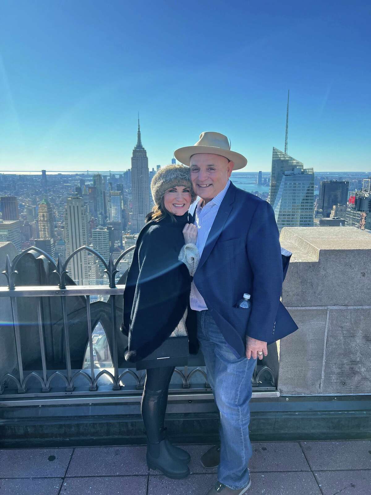 Leslie Buhl y su prometido, Richard Ojeda, en el Empire State Building de la ciudad de Nueva York.