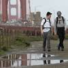 2023年1月9日，周一，Brian Tang(右)和Stephen Le走在加州旧金山金门大桥的小路上。