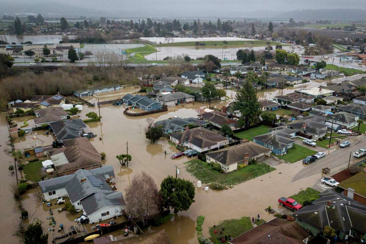2023年1月9日星期一，在加利福尼亚州沃森维尔附近的霍洛汉路附近，可以看到大量降雨引发的洪水。