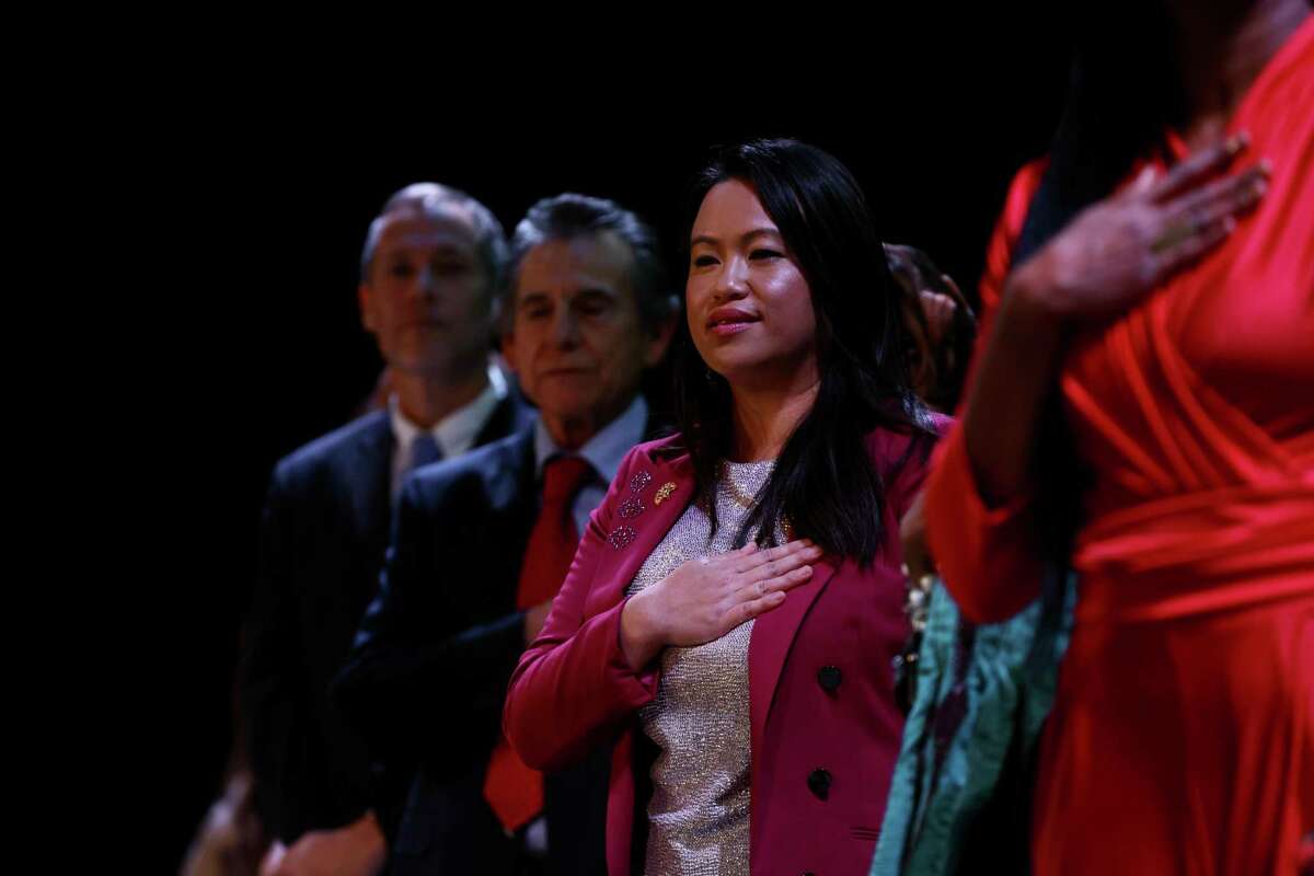 2023年1月9日星期一，加州奥克兰市，奥克兰市市长当选人盛涛在派拉蒙剧院的舞台上宣读效忠誓言，成为奥克兰市首位苗族市长。