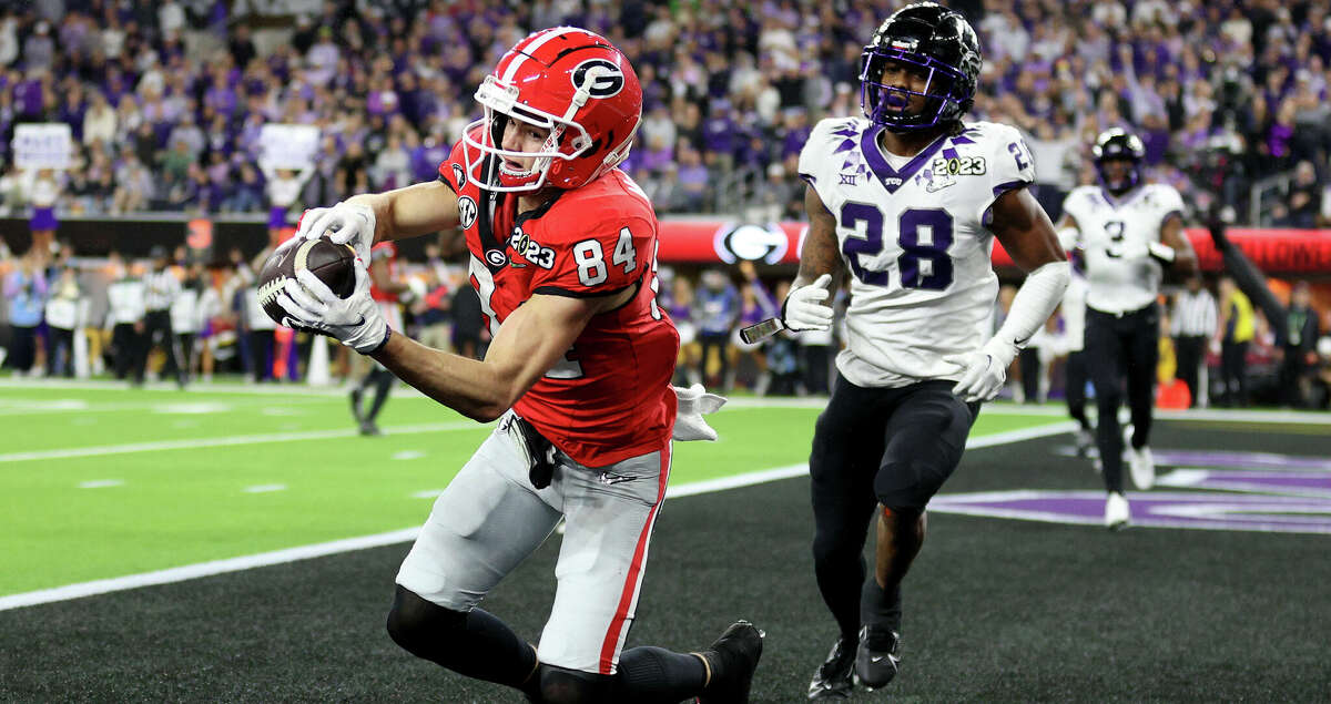 INGLEWOOD, CALIFORNIA - JANUARY 09: Ladd McConkey #84 of the Georgia Bulldogs catches a 14 yard touchdown in the third quarter against the TCU Horned Frogs in the College Football Playoff National Championship game at SoFi Stadium on January 09, 2023 in Inglewood, California. (Photo by Ezra Shaw/Getty Images)